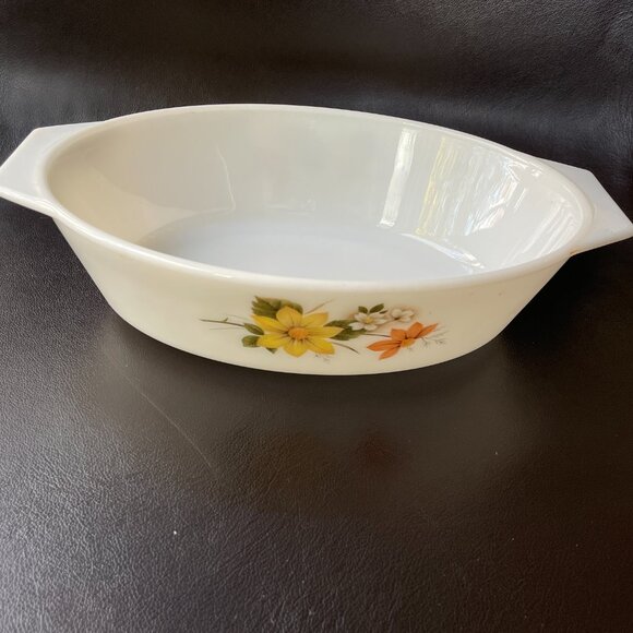 Vintage 1970s Pyrex from England "Autumn Glory" Oval Casserole Dish, 11" x 7.5". - Picture 8 of 10